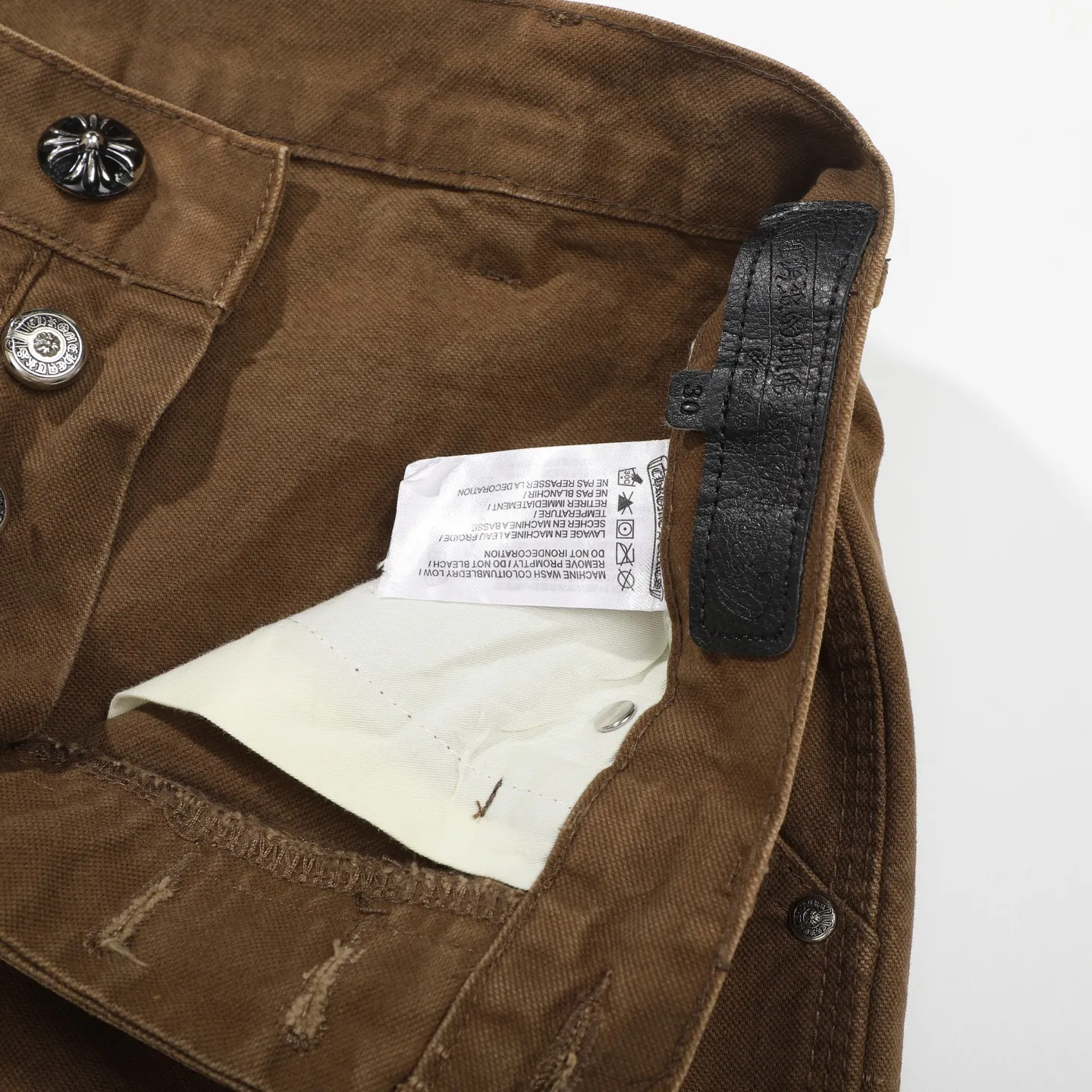 P300 Chrome Hearts Chrome Hearts Brown Logging Purple Multi-Leather Jeans Multi-leather Label Work Jeans CH Jeans All need to be washed and then disassembled and hand-stitched with sheepskin cross leather and then spliced together to complete. The whole process is too complicated to describe. About Chrome Hearts This is an extremely luxurious fashion brand that can also be called the aristocrat of the high street. It has always been an exclusive brand for some hipsters or the rich second generation. Compared with ordinary high streets, it is more luxurious and noble. Compared with luxury brands, it has a more fashionable personality. It has always been a brand that I have a special liking for. Color: Brown Size: 28 30 32 34 36